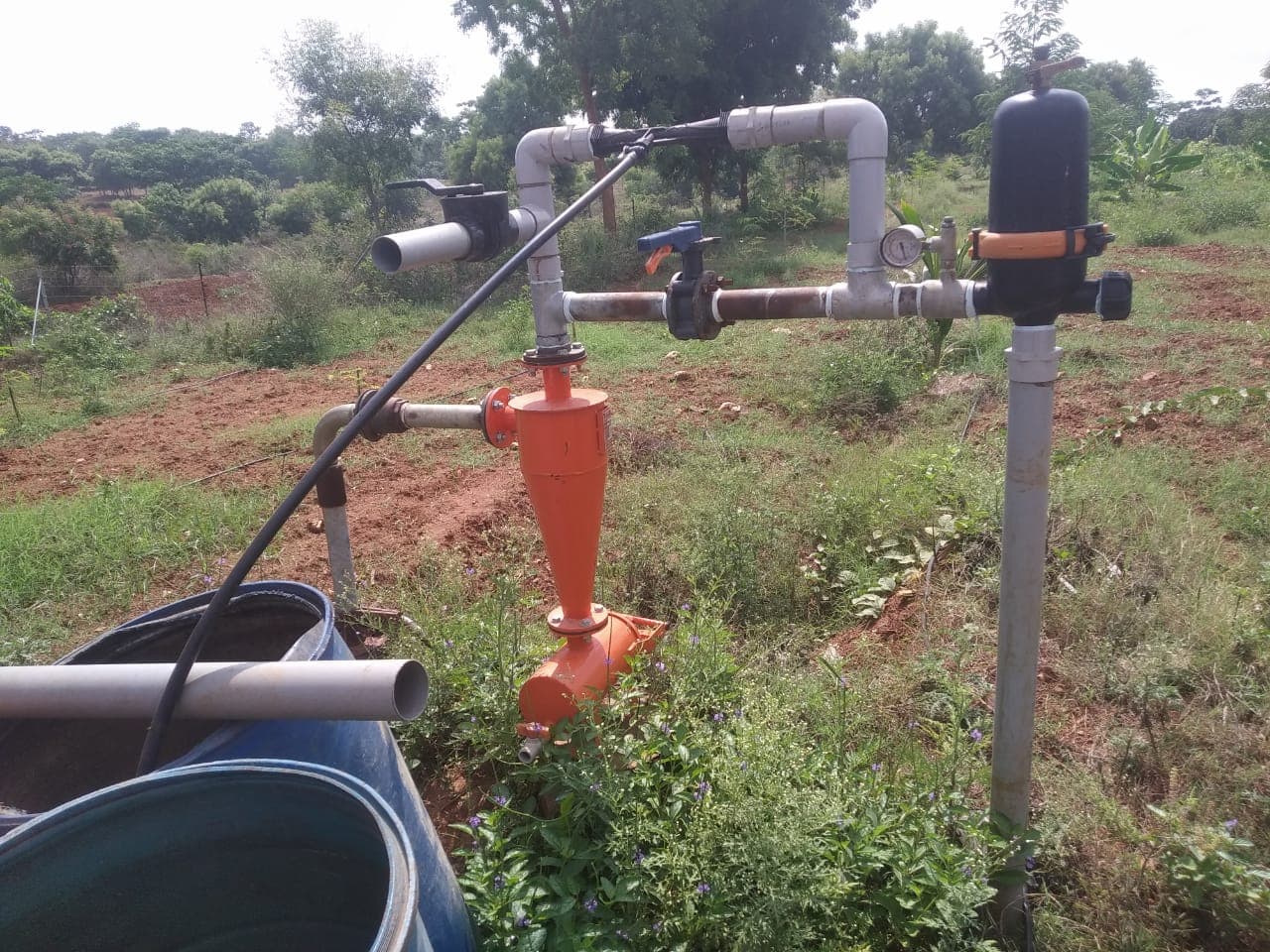 Hydrocyclone and disc filtration unit with pressure gauge and air release valve